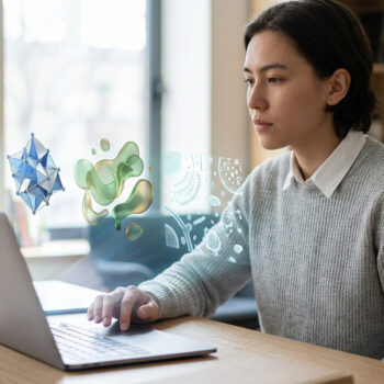 Une personne regarde un ordinateur portable affichant des hologrammes de formes géométriques, de fluides et de cellules en RA.