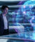 Femme d'affaires devant un globe holographique lumineux affichant un réseau mondial d'optimisation IA dans un centre technologique futuriste.