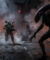 Un soldat en armure futuriste fait face à un Alien dans une rue sombre et pluvieuse sous une enseigne lumineuse.