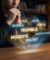 Un homme réfléchit devant une projection holographique de synonymes du mot humble dans un bureau sombre.