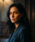 Portrait de l'actrice Hannah Gross regardant intensément l'objectif dans un décor sombre et boisé.