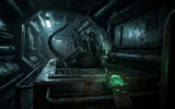 Un Xenomorph d'Alien Isolation, tête brillante et queue recourbée, émerge d'une grille dans un couloir sombre. Un détecteur de mouvement vert est visible.
