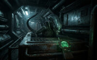 Un Xenomorph d'Alien Isolation, tête brillante et queue recourbée, émerge d'une grille dans un couloir sombre. Un détecteur de mouvement vert est visible.