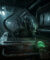 Un Xenomorph d'Alien Isolation, tête brillante et queue recourbée, émerge d'une grille dans un couloir sombre. Un détecteur de mouvement vert est visible.