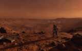Un astronaute solitaire observe une base isolée dans le paysage aride et désertique de Mars sous un ciel cuivré.
