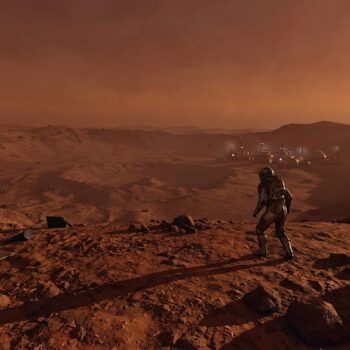Un astronaute solitaire observe une base isolée dans le paysage aride et désertique de Mars sous un ciel cuivré.