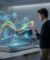 Un homme interagit avec une interface holographique affichant des graphiques et des symboles de justice dans un bureau.