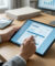 Une personne utilisant un stylet sur une tablette affichant un document de facturation numérique.