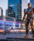 Un robot humanoïde en métal se tient debout sur un socle devant des gratte-ciel avec des traînées lumineuses.