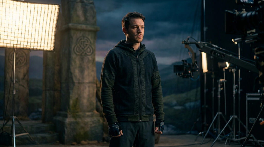 Ragnar le Breton posant sur un plateau de tournage avec des éclairages professionnels et des décors celtiques.
