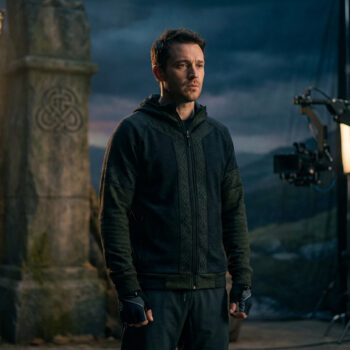 Ragnar le Breton posant sur un plateau de tournage avec des éclairages professionnels et des décors celtiques.