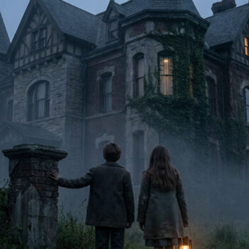Deux enfants font face à un imposant manoir victorien sombre et brumeux dans le film Le Secret des Marrowbone.