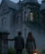 Deux enfants font face à un imposant manoir victorien sombre et brumeux dans le film Le Secret des Marrowbone.