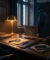 Un détective en trench-coat debout devant une fenêtre dans un bureau sombre, éclairé par une lampe de bureau dorée.