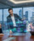 Trois professionnels en costume analysent des données financières holographiques dans un bureau moderne avec vue sur la ville.