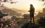 Un samouraï en armure contemplant un paysage japonais montagneux et brumeux au lever du soleil avec des fleurs de cerisier.