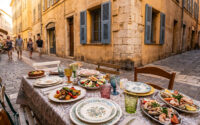 Table dressée avec des plats méditerranéens dans une rue piétonne animée du Vieux-Nice.