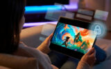 Personne regardant un film sur une tablette avec une icône de cadenas numérique symbolisant la cybersécurité.