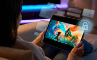 Personne regardant un film sur une tablette avec une icône de cadenas numérique symbolisant la cybersécurité.