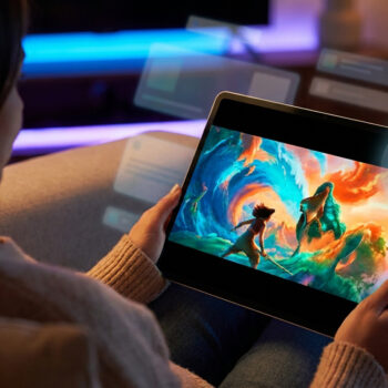 Personne regardant un film sur une tablette avec une icône de cadenas numérique symbolisant la cybersécurité.