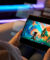 Personne regardant un film sur une tablette avec une icône de cadenas numérique symbolisant la cybersécurité.