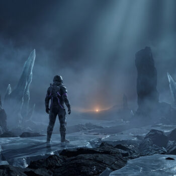 Un astronaute solitaire debout sur une surface glacée entouré de formations rocheuses sous une lumière mystérieuse.
