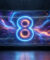 Un grand chiffre 8 lumineux au néon bleu et orange affiché sur un écran transparent futuriste dans une pièce sombre.