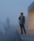 Un homme en costume médite sur une terrasse au bord d'un précipice brumeux, symbolisant le doute philosophique.