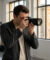 Un photographe professionnel avec son appareil photo dans un studio lumineux avec vue sur Bordeaux.